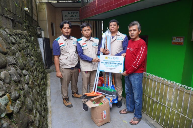 Tanggap Bencana Banjir Cisarua, PLN UPDL Bogor Salurkan Paket Bantuan dari YBM PLN Pusdiklat