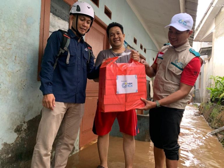 Banjir Jakarta Lumpuhkan Aktivitas Warga, YBM PLN Pusdiklat Salurkan Bantuan Kemanusiaan