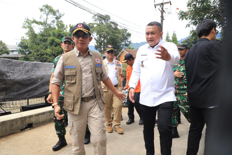 Bupati Bogor Rudy Susmanto Bersama Kepala BNPB Tinjau Pemasangan Jembatan Bailey untuk Pemulihan Infrastruktur Pascabencana Banjir