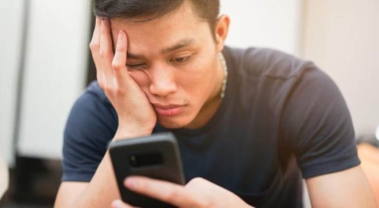 Menghapus Kebiasaan Digital Buruk: Dari Doomscrolling ke Konsumsi Konten yang Produktif