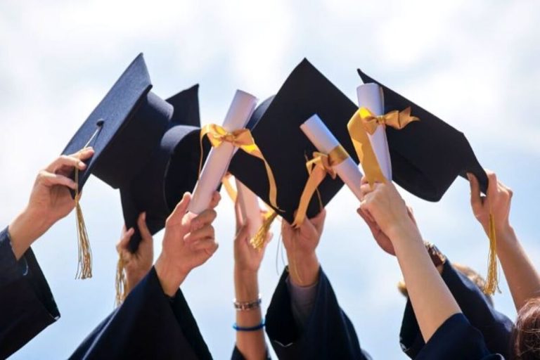 Tangis Siswi Pecah karena Wisuda untuk SMA Dilarang