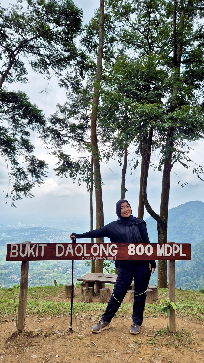 Mendaki Santai ke Puncak Bukit Daolong