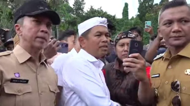 Ditanya Ibu-ibu di Batutulis Bogor, Gubernur Larang Sekolah Study Tour ke Luar Kota