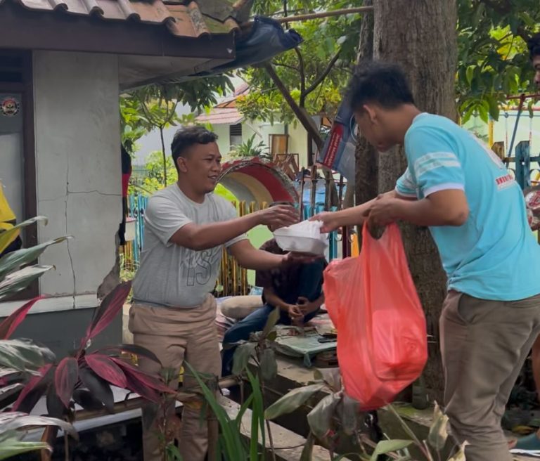 Andalan Business Grup Berbagi 150 Nasi Box untuk Ojek Online. (Ibnu/bogordaily.net).