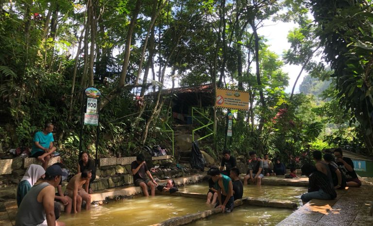 Berkhasiat, Pemandian Air Panas Gunung Salak Ramai Dikunjungi untuk Terapi Kesehatan
