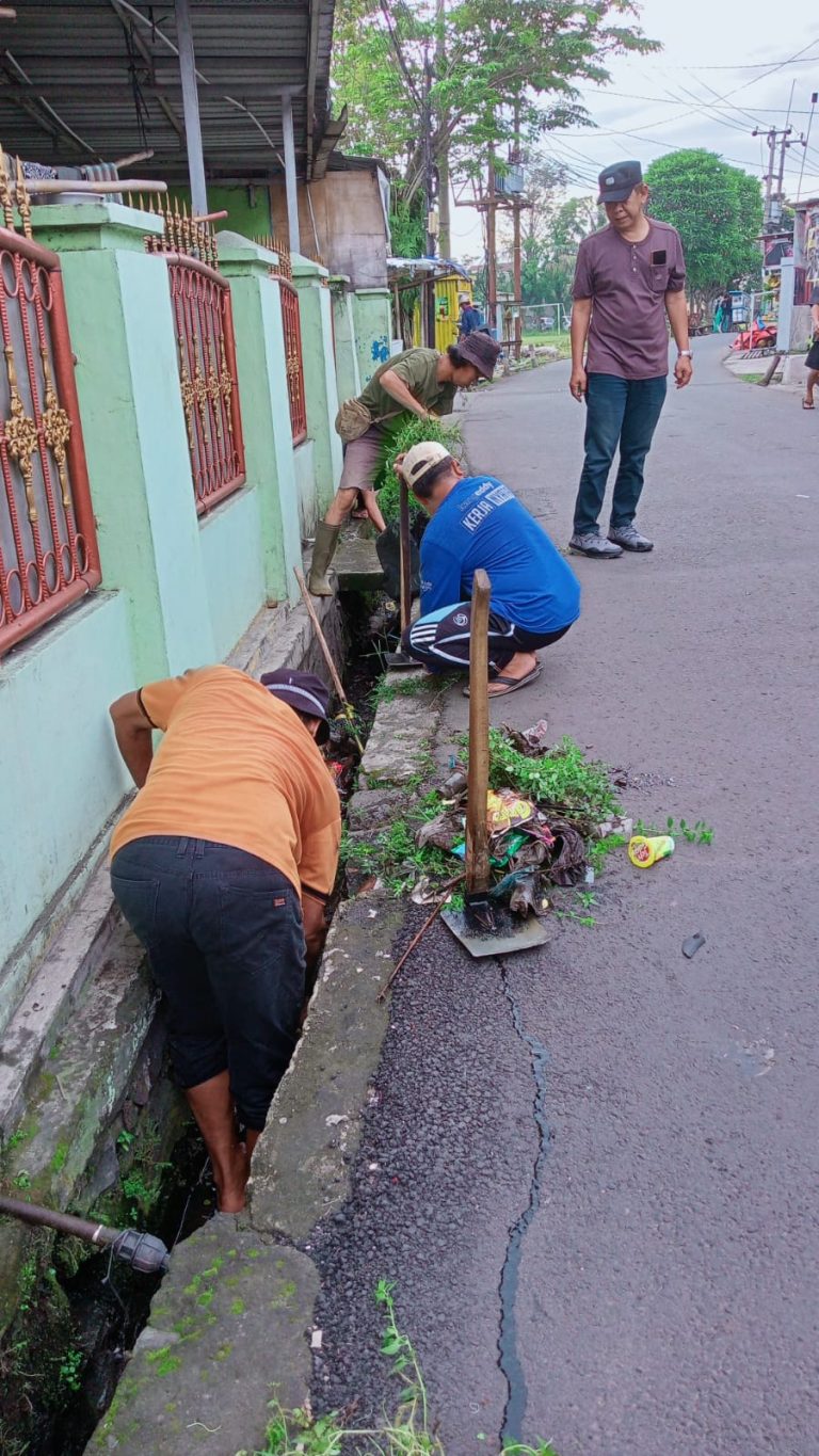 Lurah Margajaya Ikut Bebersih, Warga Bahu Membahu Dalam Kegiatan Padat Karya