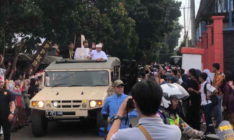Diiringi Mobil Klasik Menuju Tegar Beriman, Kirab Mahkota Binokasih Disambut Antusias Ribuan Warga Bogor