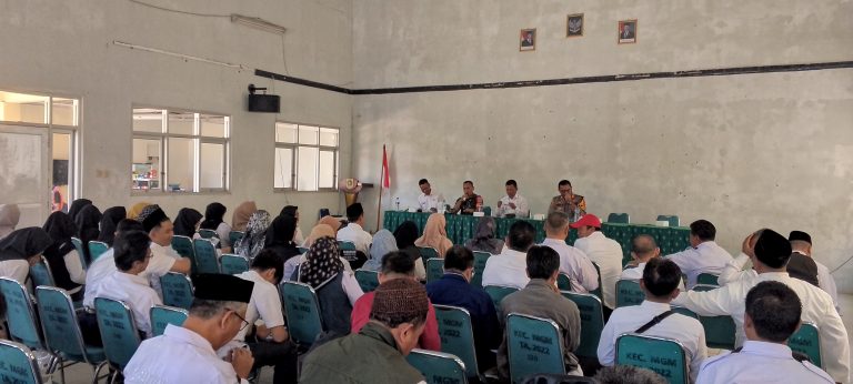 Bidik Kecamatan Terbersih, Camat Megamendung Ajak Guru Perangi Sampah