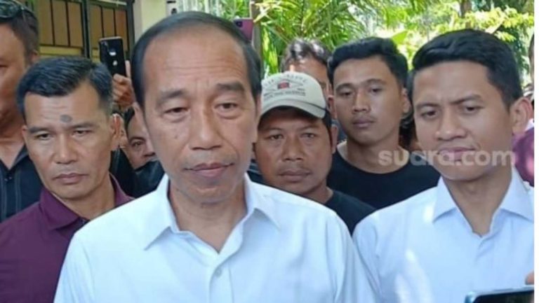 Jokowi Tunjukkan Ijazah S1 dari UGM