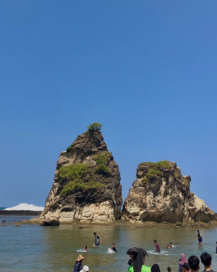 Pantai Tanjung Layar