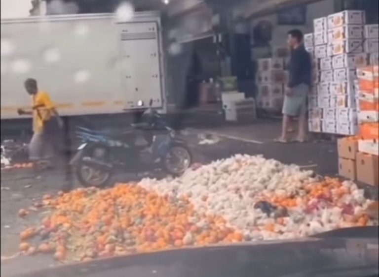 Viral! Kondisi Pasar Caringin Bandung Dipenuhi Sampah Buah Busuk