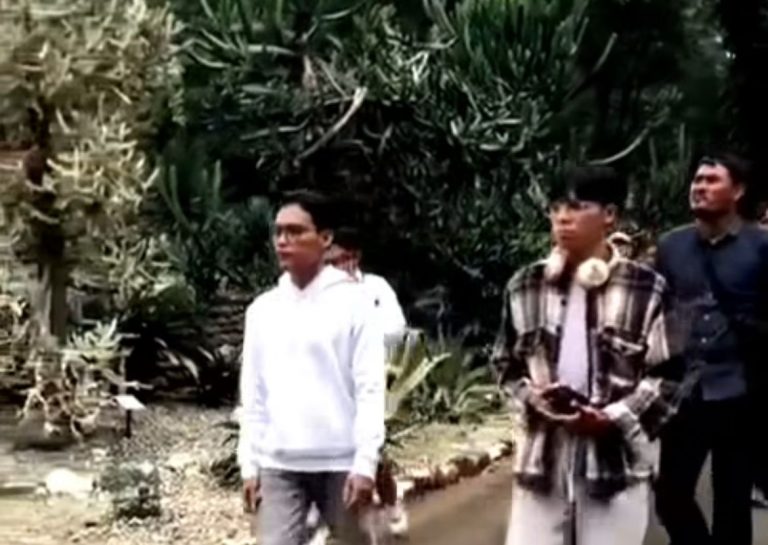 Coret Kaktus di Kebun Raya Bogor, Dua Pemuda Dihukum Bersihkan Taman Meksiko