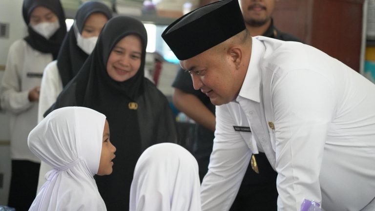 Rudy Susmanto Tinjau Langsung Sekolah Rusak dan Makam Bersejarah di Bogor Barat