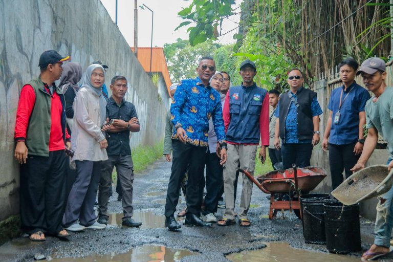 Lama Tak Diperbaiki, Jenal Mutaqin Tinjau Lokasi Jalan Rusak