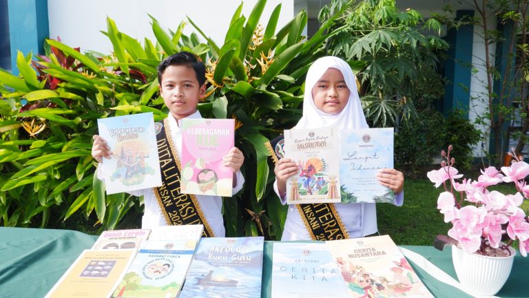 SD Bina Insani Gelar Peluncuran Buku Antologi Karya Guru dan Siswa