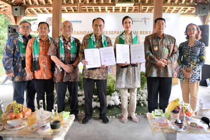 Kemenkop dan Kemenpar Teken MoU Terkait Penguatan Sektor Pariwisata Melalui Koperasi