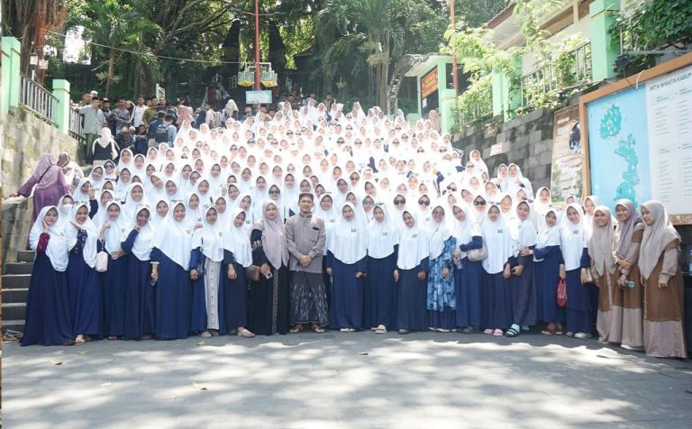 500 Santri Pesantren Modern Ummul Quro Al Islami Ziarah ke Makam Wali Songo