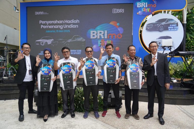Apresiasi Nasabah Loyal, BRI Serahkan Hadiah BRImo FSTVL 2024 kepada Para Pemenang