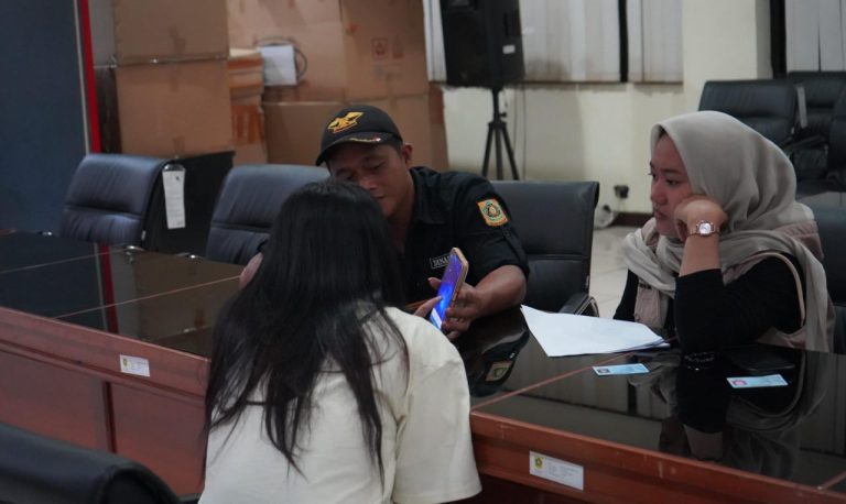 Satpol PP Kabupaten Bogor Razia Miras Hingga Michat, Ratusan Botol dan 11 PSK Diamankan