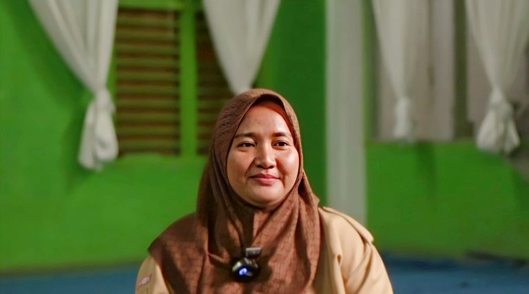 Mengajar dengan Hati: Perjalanan Seorang Guru Sekolah Luar Biasa Menghadapi Tantangan