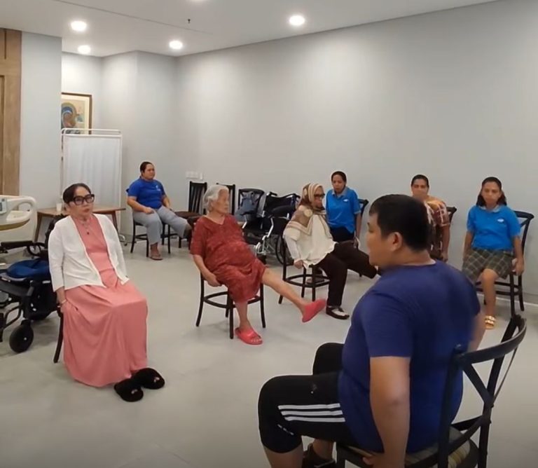 RS BSH Bogor Ajak Lansia Tetap Produktif Lewat Chair Yoga di Alamanda Living