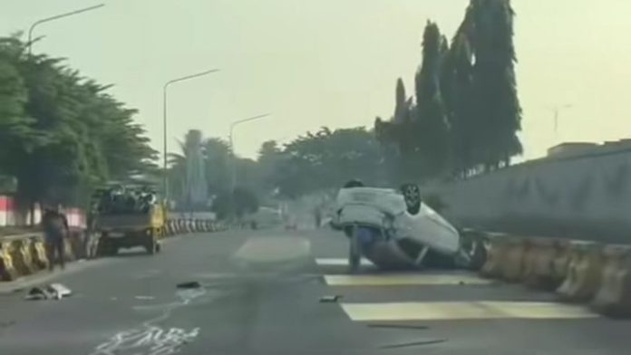 Kecelakaan Maut di Exit Tol Sentul, Mobil Putih Terbalik dan Ringsek