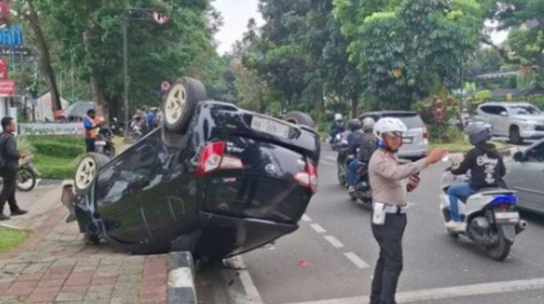 Taksi Online Terbalik di Bogor, Penumpangnya Mau Wisuda