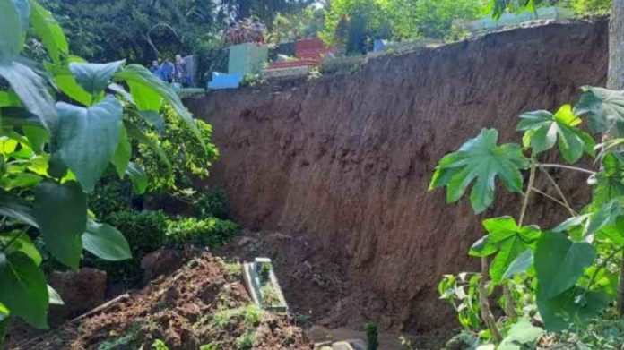 TPU Batakal di Batutulis Bogor Longsor, Delapan Makam Ambrol