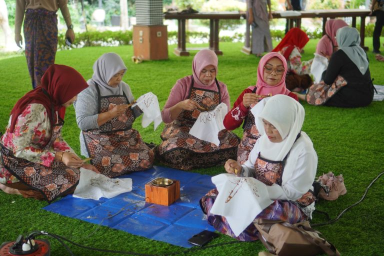 Royal Safari Kenalkan Budaya Membatik di Hari Kartini