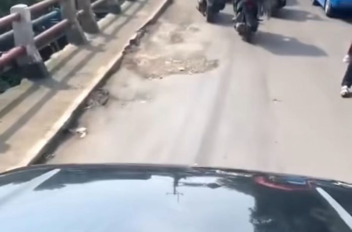 Jalan Berlubang Jembatan