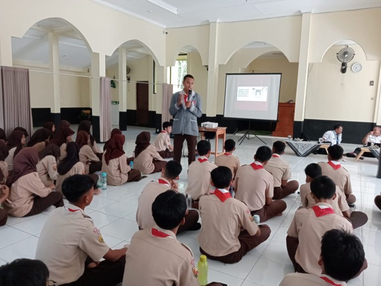 Bakesbangpol Menggembleng Siswa Paskibraka Berani Tampil Berbicara di Hadapan Publik