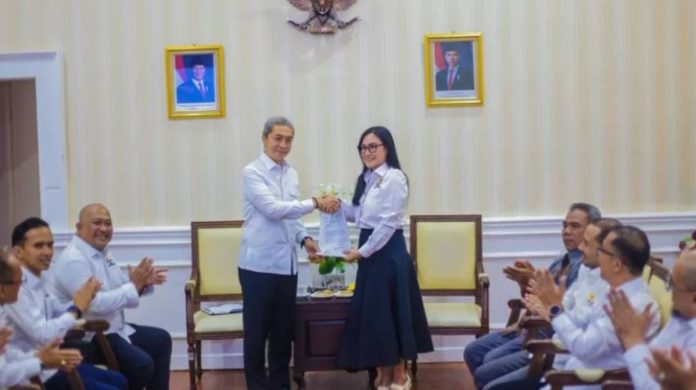 Audiensi Kadin Kota Bogor, Dona Serahkan SK Resmi yang Diakui Anindya Bakrie ke Wali Kota Dedie