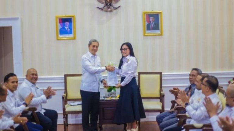 Audiensi Kadin Kota Bogor, Dona Serahkan SK Resmi yang Diakui Anindya Bakrie ke Wali Kota Dedie