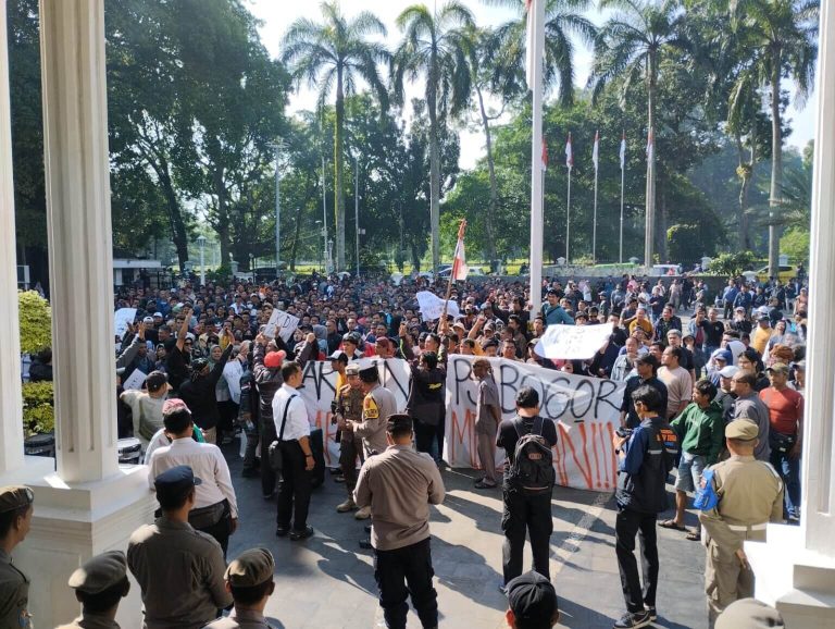 Ratusan Pedagang Pasar Bogor Geruduk Balaikota: Tolak Relokasi