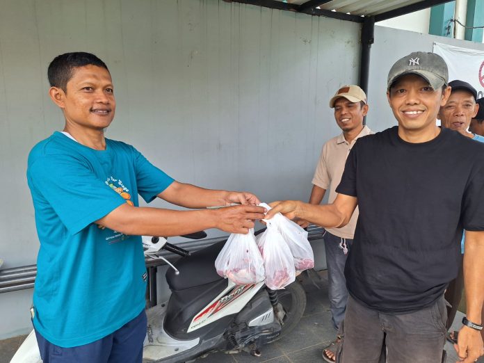 Sekolah Bosowa Bina Insani Bogor Salurkan 800 Paket Daging Kurban kepada Warga Sekitar Sekolah