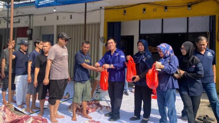 Rayakan Idul Adha, NasDem Kabupaten Bogor Bagikan 350 Paket Daging Kurban Kepada Masyarakat