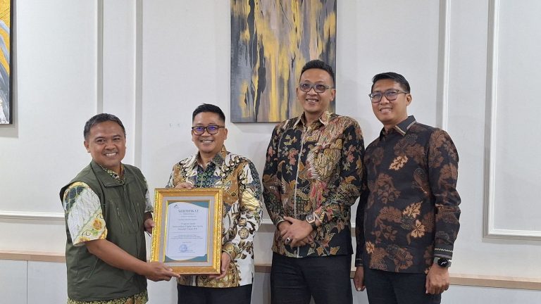 IPB University Beri Award Perumda Pasar Tohaga Atas Inovasi Digital Melalui Aplikasi TUPAI dan Sistem Pembayaran QRIS di Pasar Rakyat