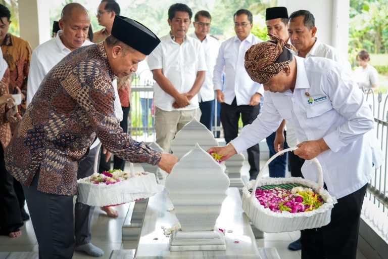 Menuju Harkopnas 2025 Menkop Budi Arie dan Wamenkop: Ziarah ke Makam RM Margono Djojohadikusumo, Mengenang Semangat Perjuangan Koperasi
