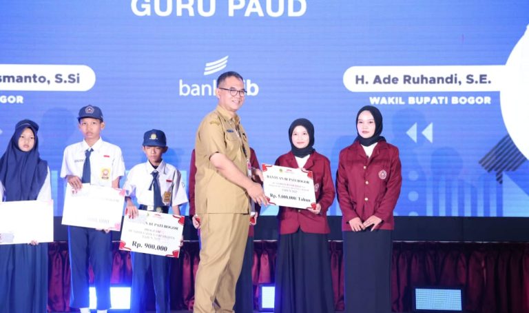 Ratusan Guru PAUD dan Siswa SMP Dapat Beasiswa Istimewa dari Pemkab Bogor 