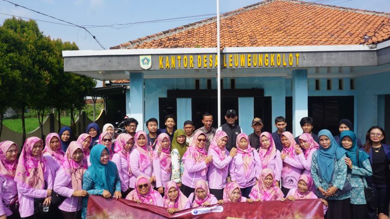 BEM Sekolah Sains Data Matematika dan Informatika IPB Inisiasi Program Digital Marketing di Leuweung Kolot