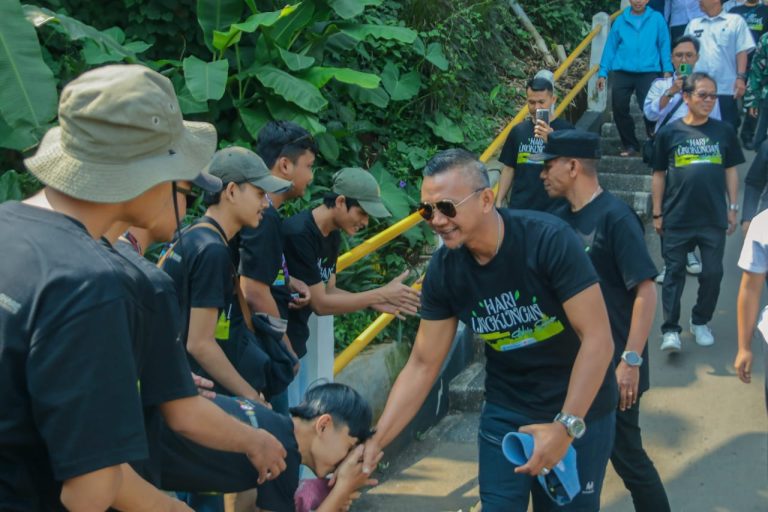 Jenal Mutaqin Ajak Warga Tanam Pohon di Bantaran Sungai Cisadane