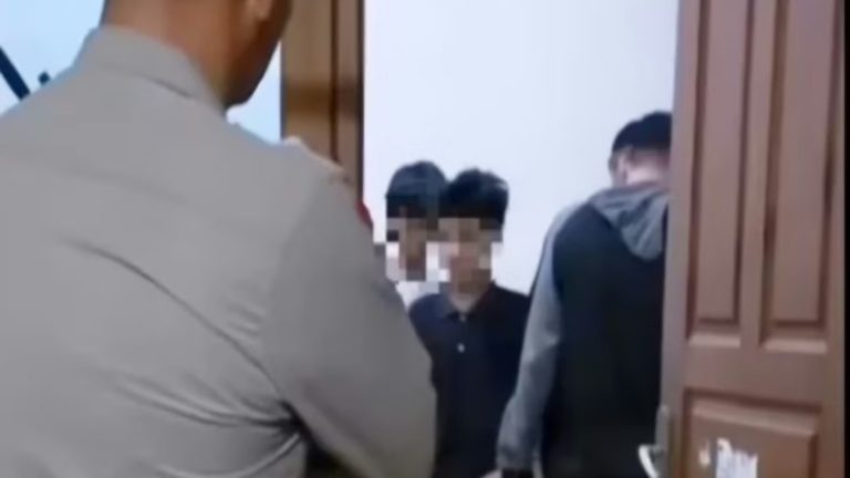 "Markas" Gangster Bogor Digerebek Polisi: 8 Pemuda dan 3 Sajam Ditemukan di Kontrakan, Termuda Usia 14 Tahun