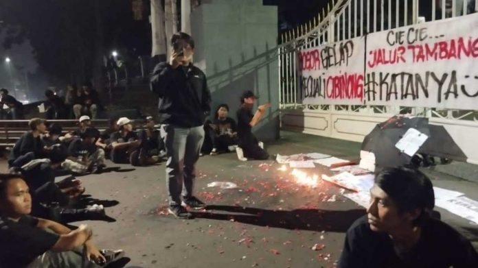 Minta Jalan Tambang Direalisasikan, Puluhan Mahasiswa Rumpin Bogor Tabur Bunga di Pemkab Bogor