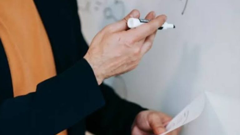 Prinsip Altruisme dalam Kode Etik Guru: Arti, Tujuan, dan Contoh Penerapannya di Sekolah
