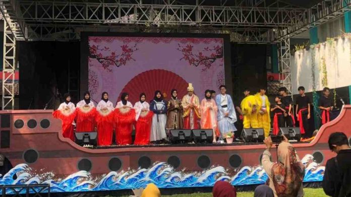 Siswa SMP Bosowa Bina Insani Tampilkan Budaya 10 Negara di Asia Dalam Extravaganza 2025