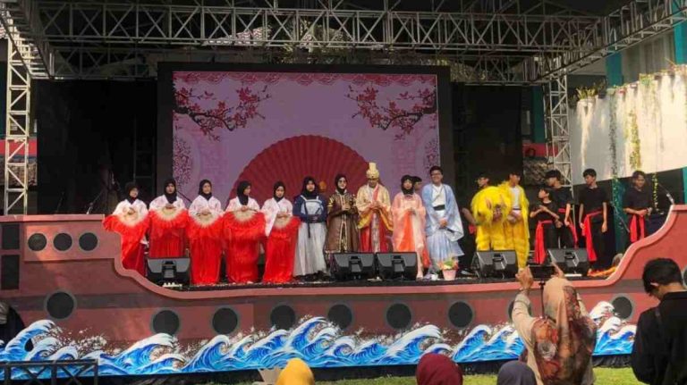Siswa SMP Bosowa Bina Insani Tampilkan Budaya 10 Negara di Asia Dalam Extravaganza 2025