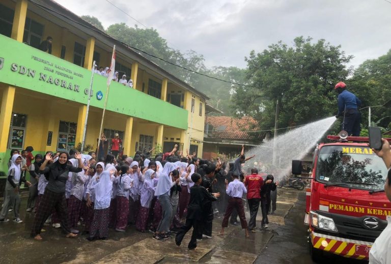 Antusias, Siswa SDN Nagrak 01 Bogor Rayakan Perpisahan dengan Semprotan Air Damkar