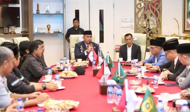 Terima Aspirasi Mahasiswa Rumpin, Rudy Susmanto Tegaskan Komitmen Bangun Kabupaten Bogor dengan Hati