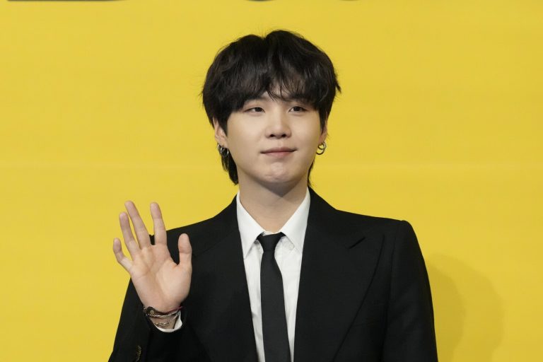 Suga BTS Resmi Akhiri Masa Wamil, Ini Jadwal Comeback dan Fakta Kepulangannya