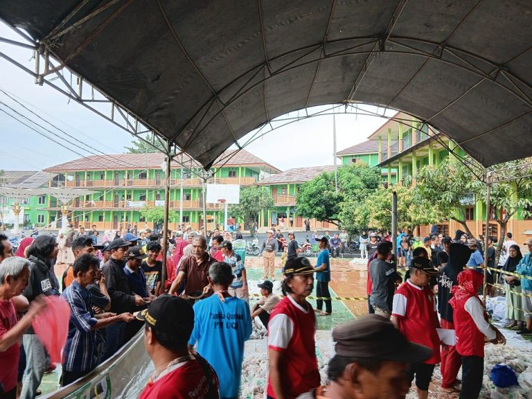 PMUQI Bagikan 1.200 Paket Daging Kurban untuk Warga Sekitar